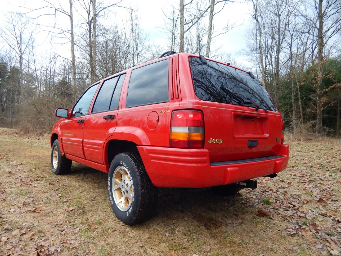 1996 RED /Tan Leather Jeep Grand Cherokee Limited 4WD (1J4GZ78Y6TC) with an 5.2L V8 OHV 16V engine, 4-Speed Automatic Overdrive transmission, located at 6528 Lower York Road, New Hope, PA, 18938, (215) 862-9555, 40.358707, -74.977882 - Here we have a 1996 Jeep Grand Cherokee with a 5.2L V8 putting power to a 4x4 automatic transmission. Options include: tan leather with wood trim, heat/AC, AM/FM/CD/TAPE radio, tilt steering wheel, cruise control, heated front seat, moon roof, power windows/locks/mirrors, roof rack, fog lights, tow - Photo#2